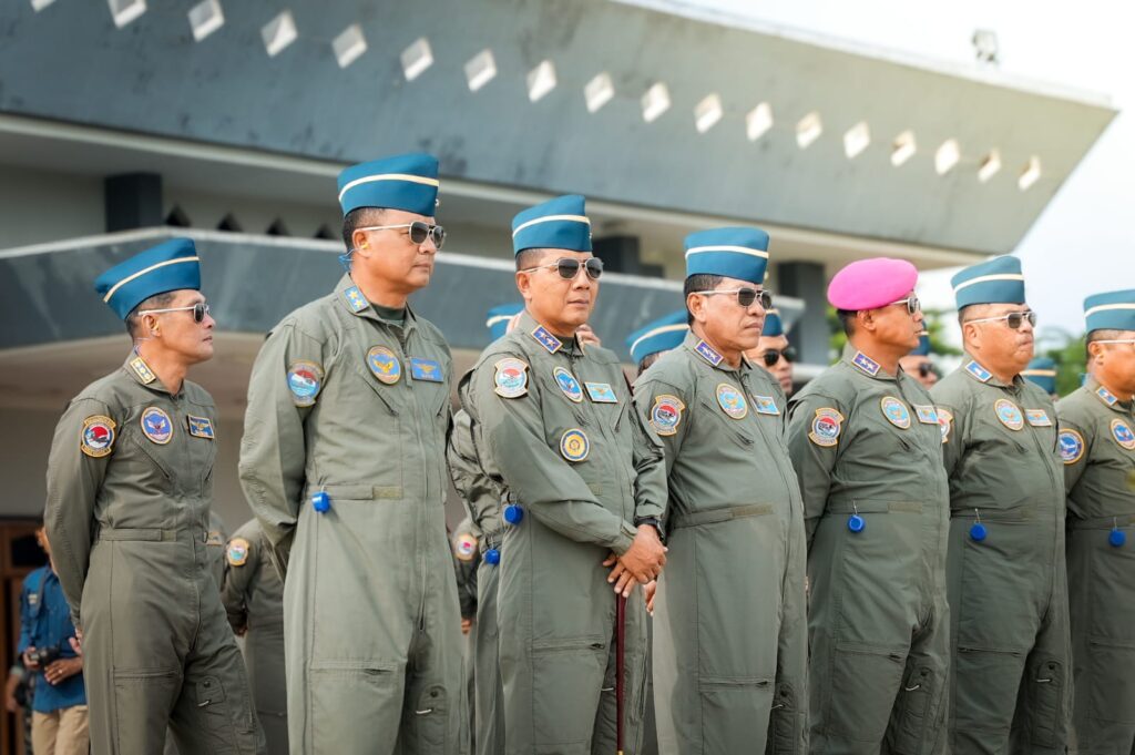 Pangkoarmada II Hadiri Penyematan Brevet Kehormatan Penerbang kepada Tujuh Pati TNI AL