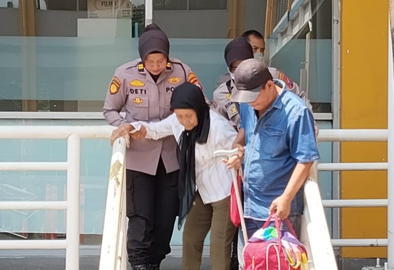 Polwan Polresta Sidoarjo Bantu Lansia Naik Bus di Terminal Purabaya Saat Arus Mudik